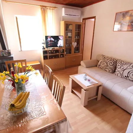 Exquisite Holiday In With Private Garden